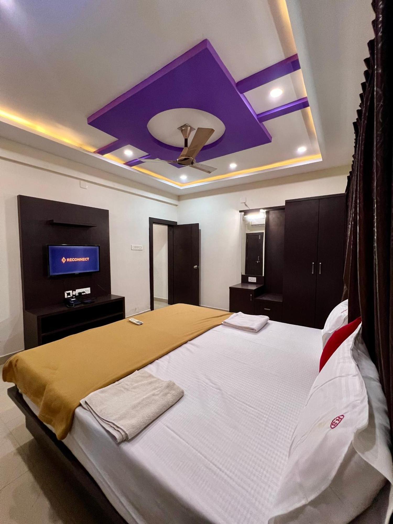 Ratna Sagar Hotel Manipal Bagian luar foto