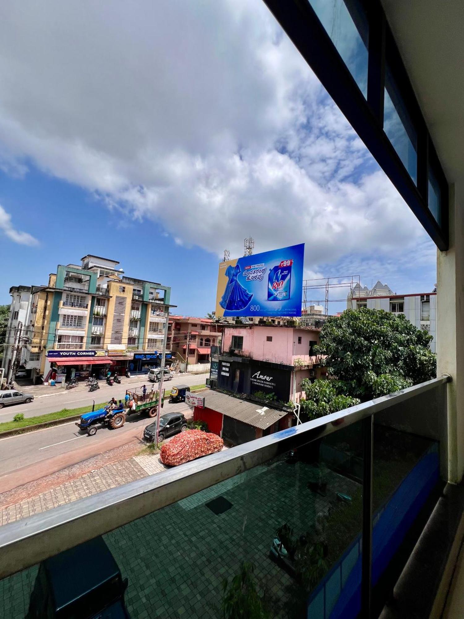 Ratna Sagar Hotel Manipal Bagian luar foto