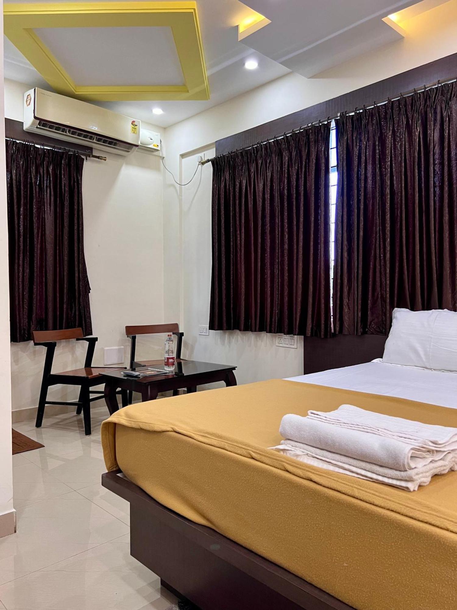 Ratna Sagar Hotel Manipal Bagian luar foto