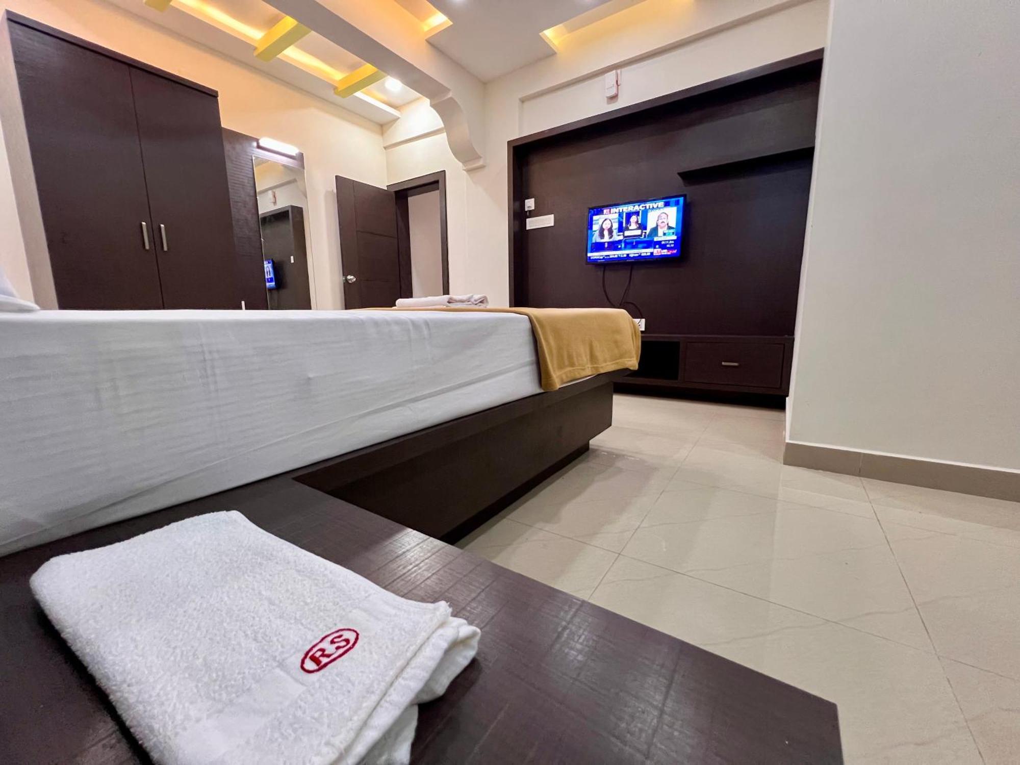 Ratna Sagar Hotel Manipal Bagian luar foto
