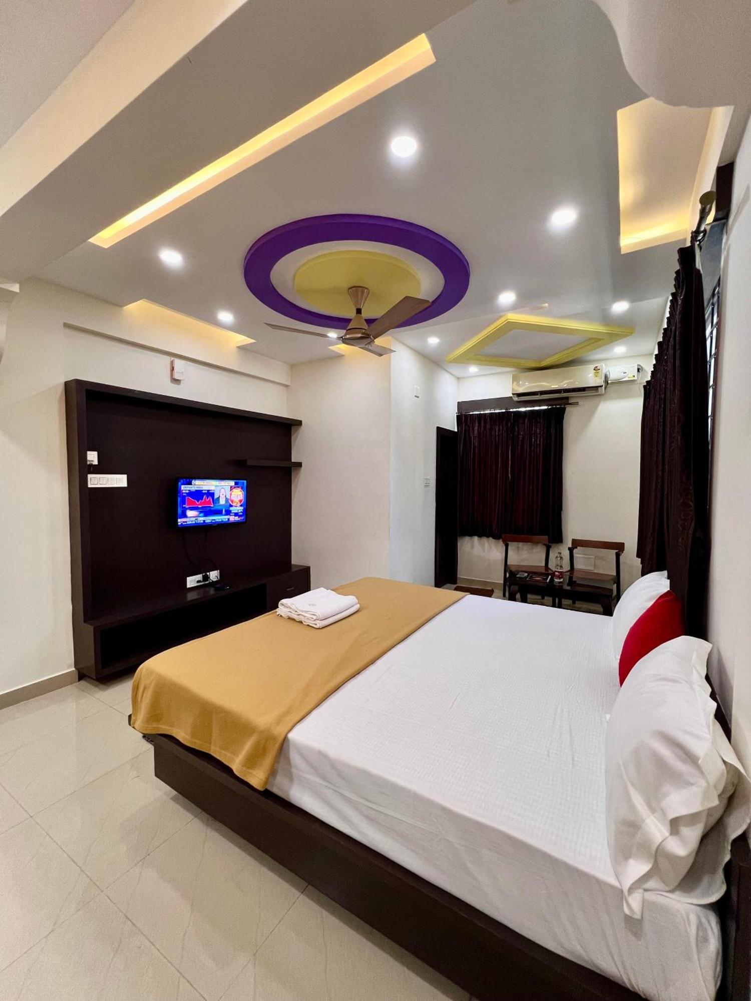 Ratna Sagar Hotel Manipal Bagian luar foto